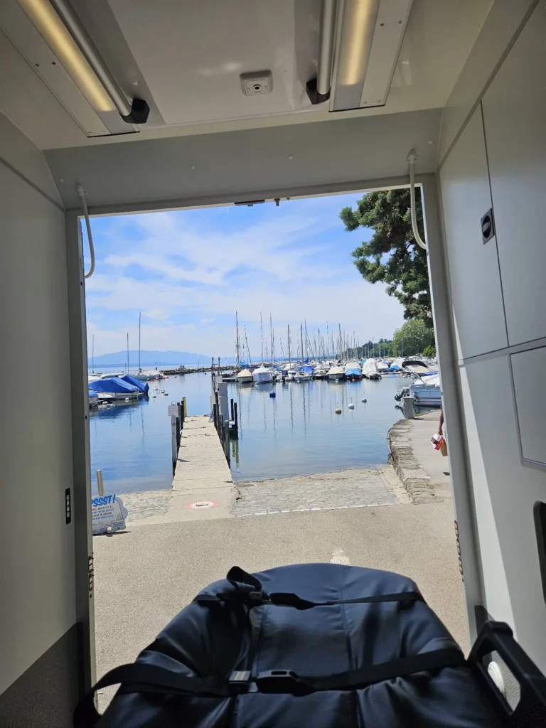 accès extérieur fourgon ambulance