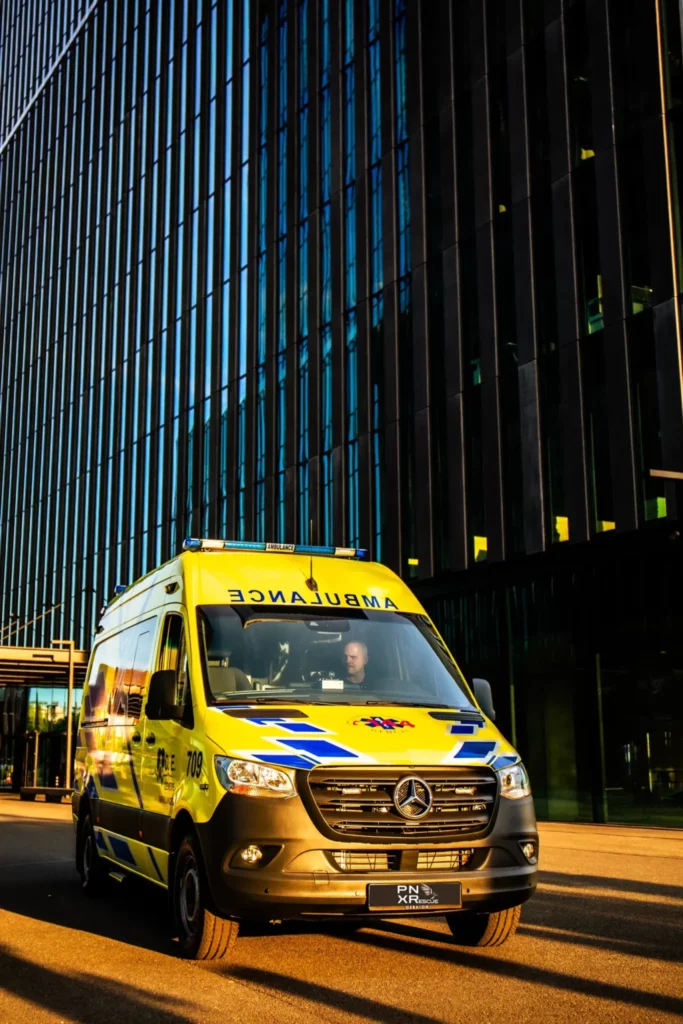 Bau eines Krankenwagens in Genf im Maßstab 1:1366x2048